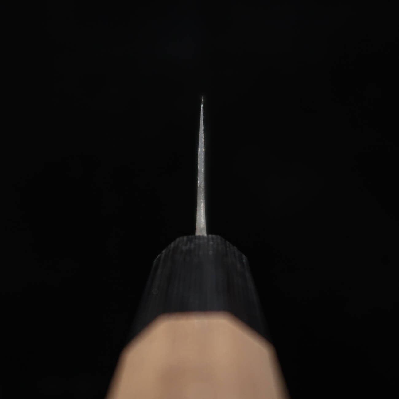 MIURA Gyuto Aogami Nº1, acabamento kuro-uchi, cabo octogonal de nogueira (210mm)