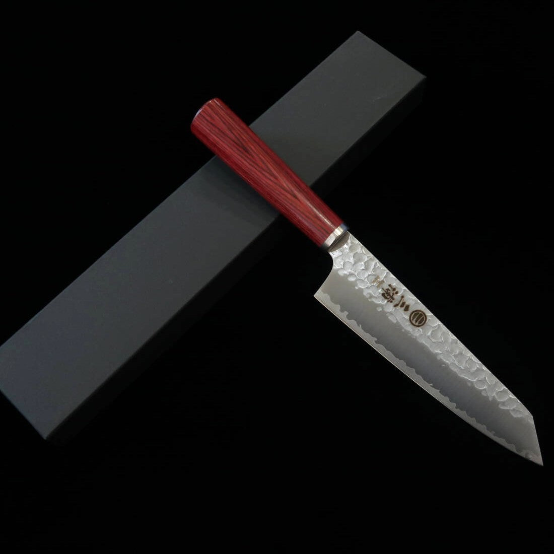 Kiritsuke MIURA acero inoxidable, acabado martillado, mango de madera laminada roja (165 mm)