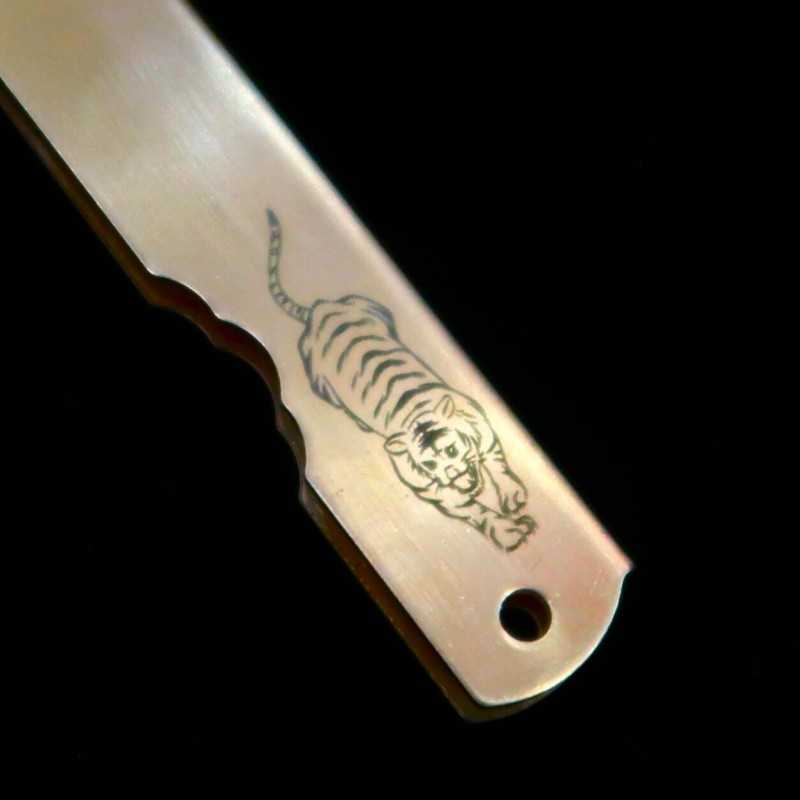 KANEKOMA Higonokami, acier bleu multicouche, manche en laiton, série du zodiaque - Tigre - (72 mm)