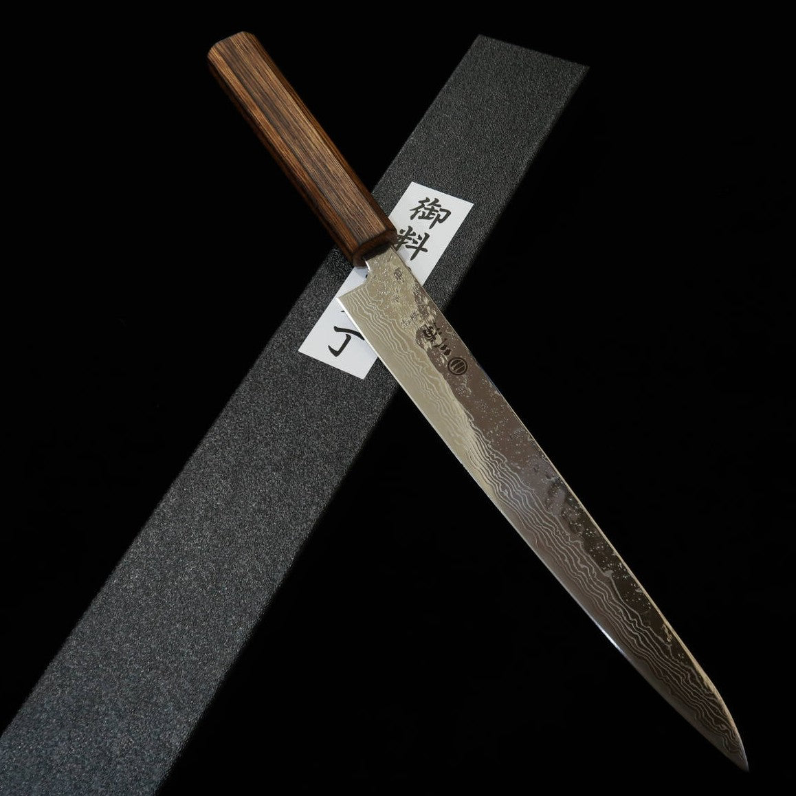 Faca Sujihiki Miura MIURA, aço 440C, acabamento espelhado, Damasco, cabo de carvalho negro (240mm)