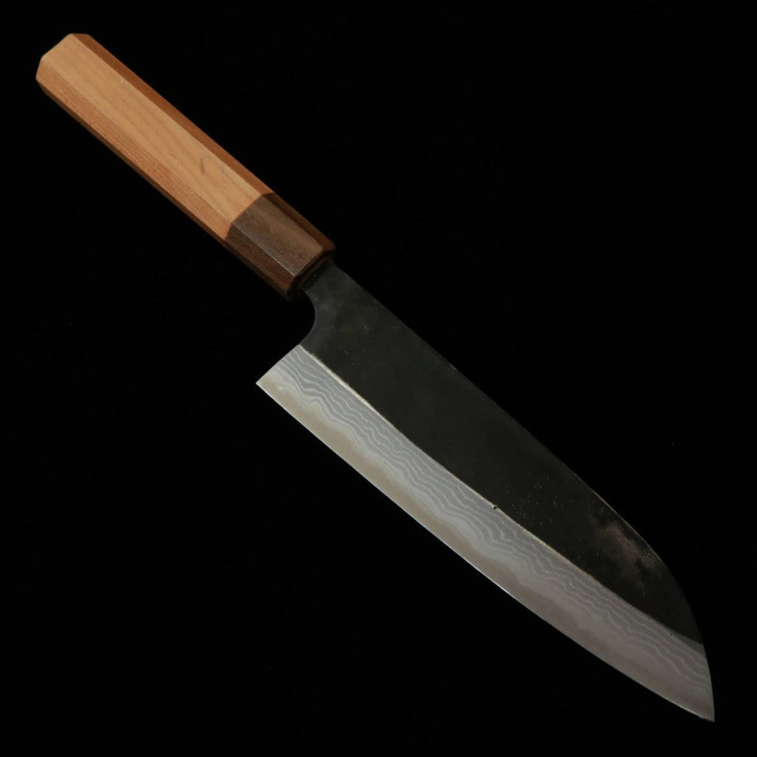 KAMO HAMONO, Santoku, Aogami, finition kuro-uchi, Damas, manche octogonal en cerisier (165 mm)