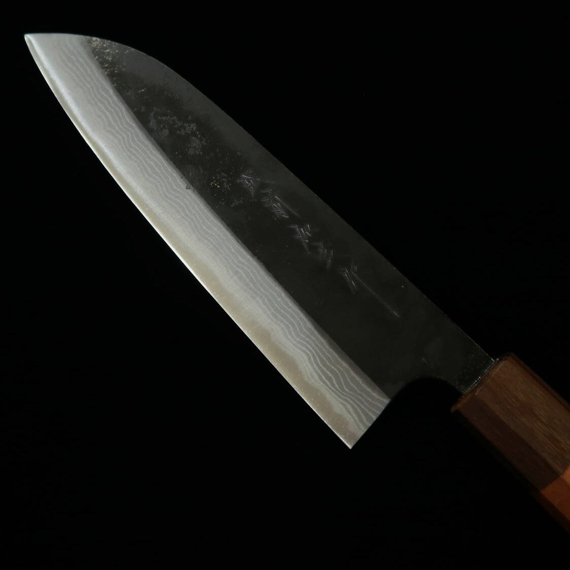 KAMO HAMONO, Santoku, Aogami, finition kuro-uchi, Damas, manche octogonal en cerisier (165 mm)