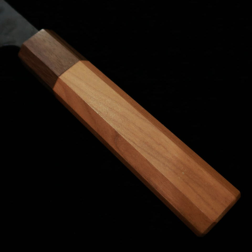 KAMO HAMONO, Santoku, Aogami, finition kuro-uchi, Damas, manche octogonal en cerisier (165 mm)