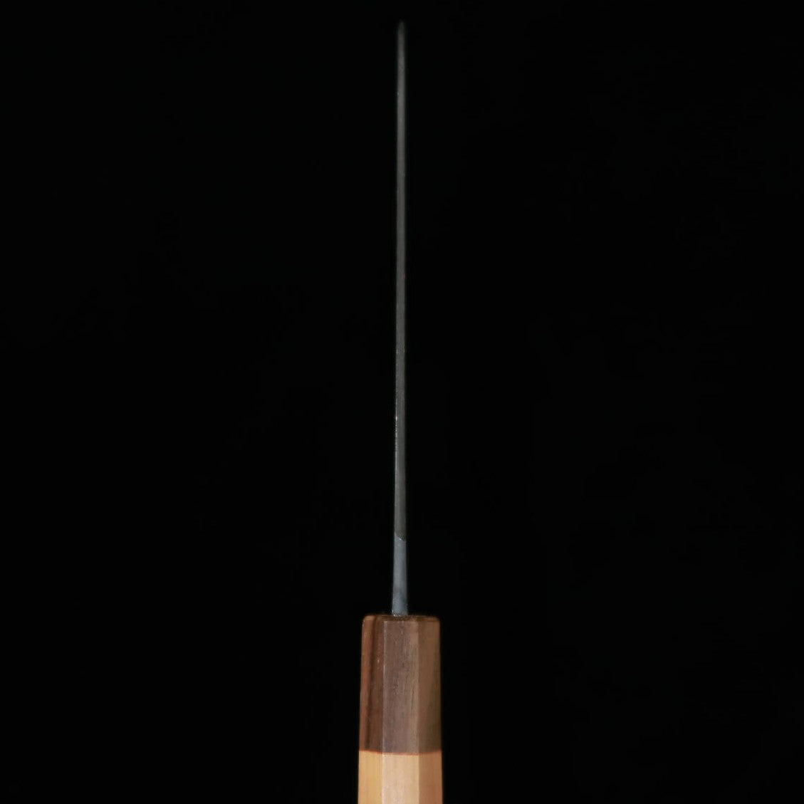 KAMO HAMONO, Santoku, Aogami, finition kuro-uchi, Damas, manche octogonal en cerisier (165 mm)