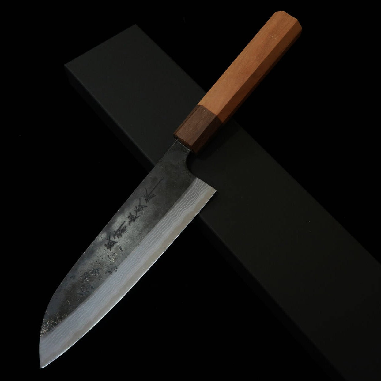 Kamo Hamono Santoku Aogami finition noire Damas manche octogonal en cerisier (165 mm)