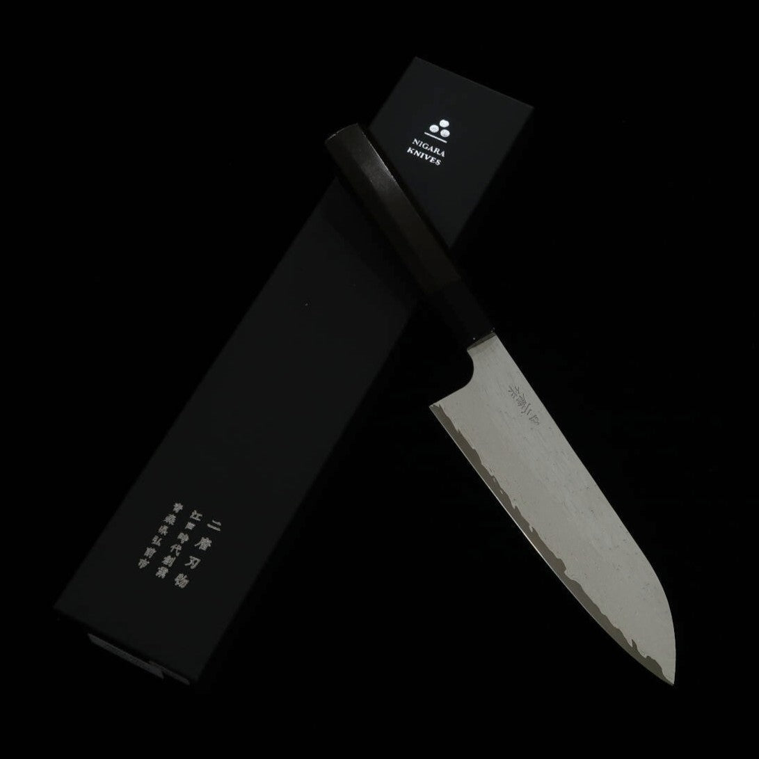 Nigara Hamono VG XEOS Santoku martelada Damasco com cabo de ébano (185mm)