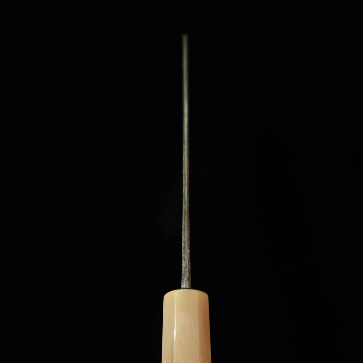 MIURA Itadaki Miura, Yoshikazu Tanaka, santoku, acier Shirogami n°2, finition kuro-uchi, manche octogonal en magnolia avec virole en corne de buffle (180 mm)
