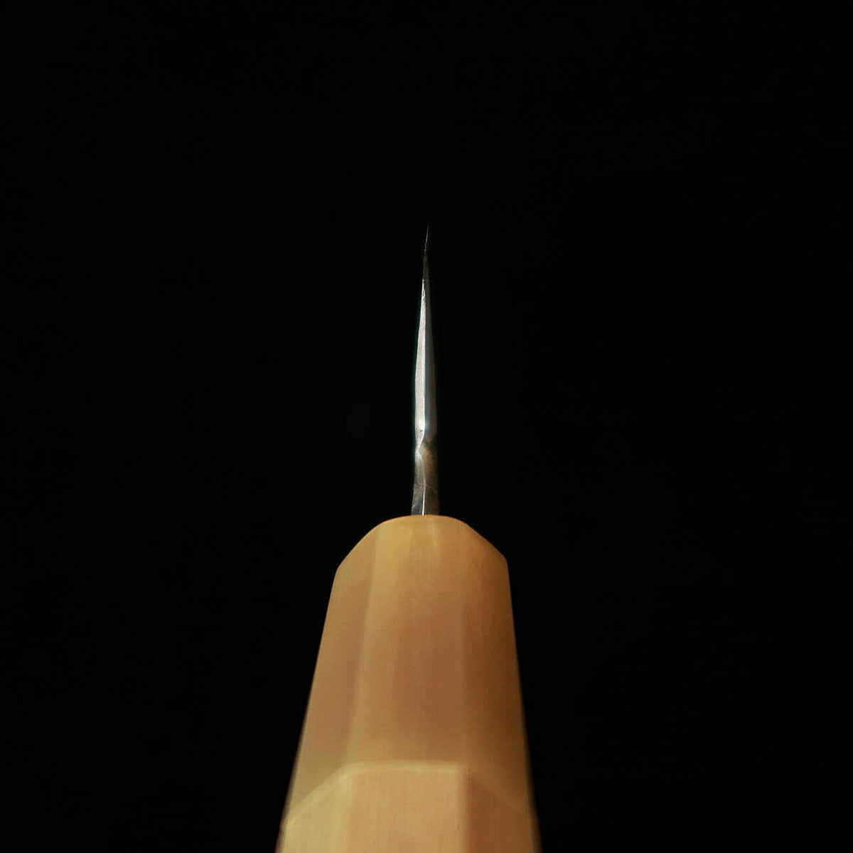 MIURA Itadaki Miura, Yoshikazu Tanaka, santoku, acier Shirogami n°2, finition kuro-uchi, manche octogonal en magnolia avec virole en corne de buffle (180 mm)