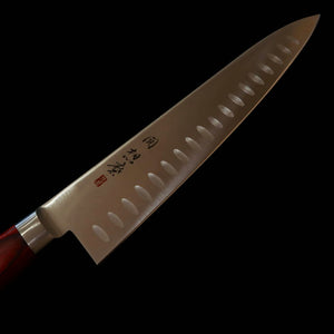 Gyuto SEKI SOUMA molibdeno con mango de madera contrachapada roja con hoyuelos (210/240 mm)