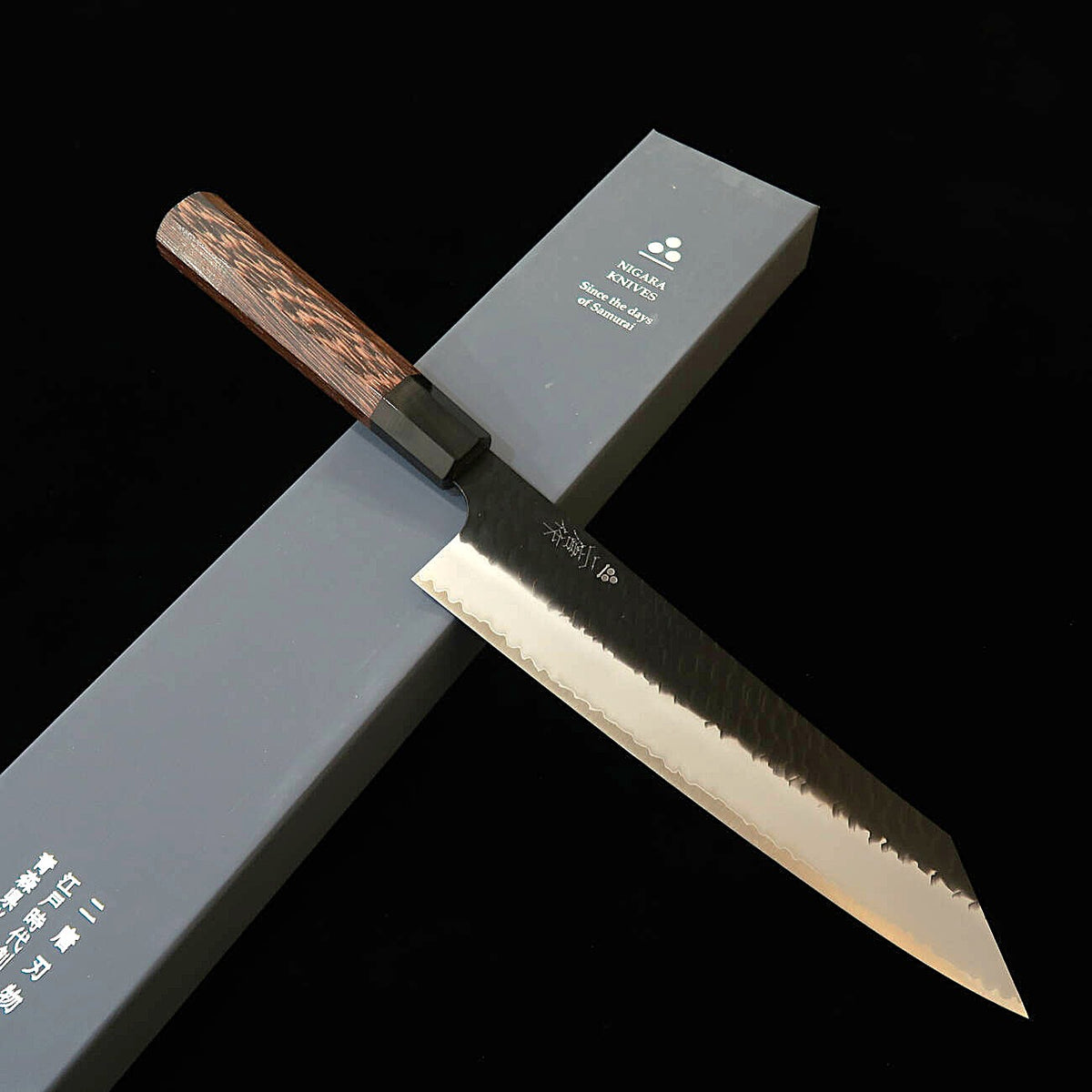 Cuchillo gyuto estilo kiritsuke NIGARA, acero SG2, acabado negro martillado, mango octogonal de wengué (240 mm)