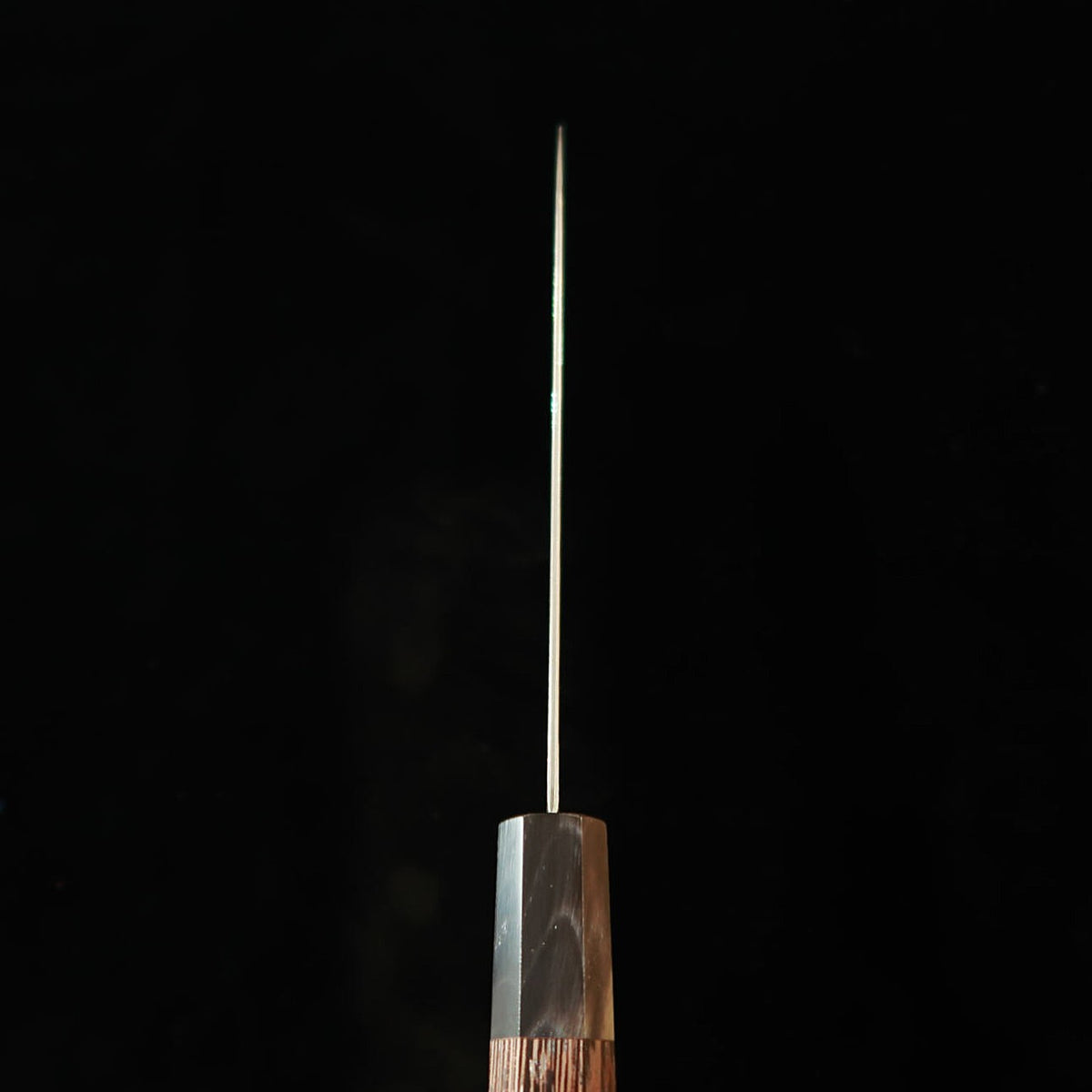 HATSUKOKORO 初心 Fūsen Kiritsuke Santoku Gin-san #3, Damasco ennegrecido, mango octogonal de wengué (170 mm)