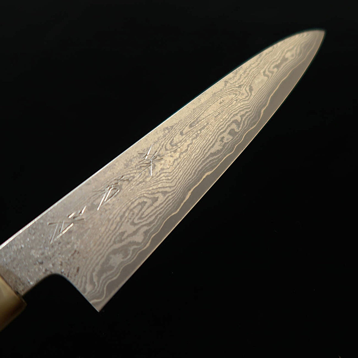 Sakai Kikumori serie Seiun, Petty VG10, mango de ébano y búfalo blanco (150 mm)