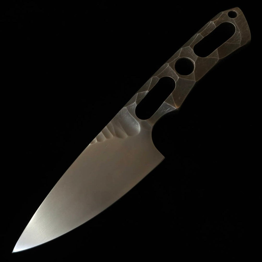 Faca colaborativa Asurah Knives × MiuraKnives DC53 com bainha em Kydex (120 mm)