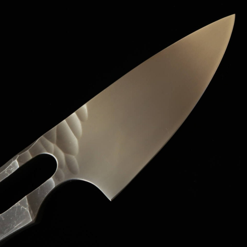 Faca colaborativa Asurah Knives × MiuraKnives DC53 com bainha em Kydex (120 mm)