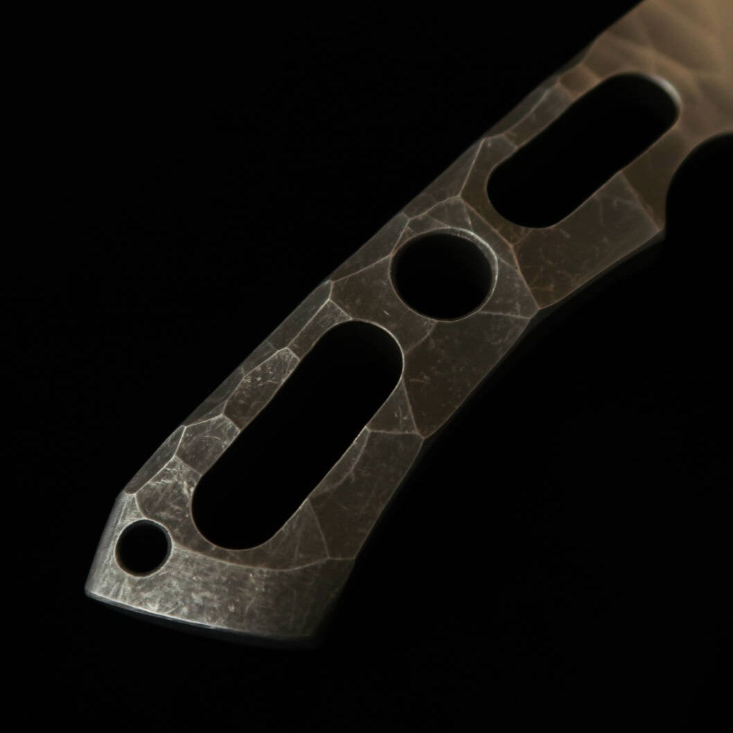 Faca colaborativa Asurah Knives × MiuraKnives DC53 com bainha em Kydex (120 mm)