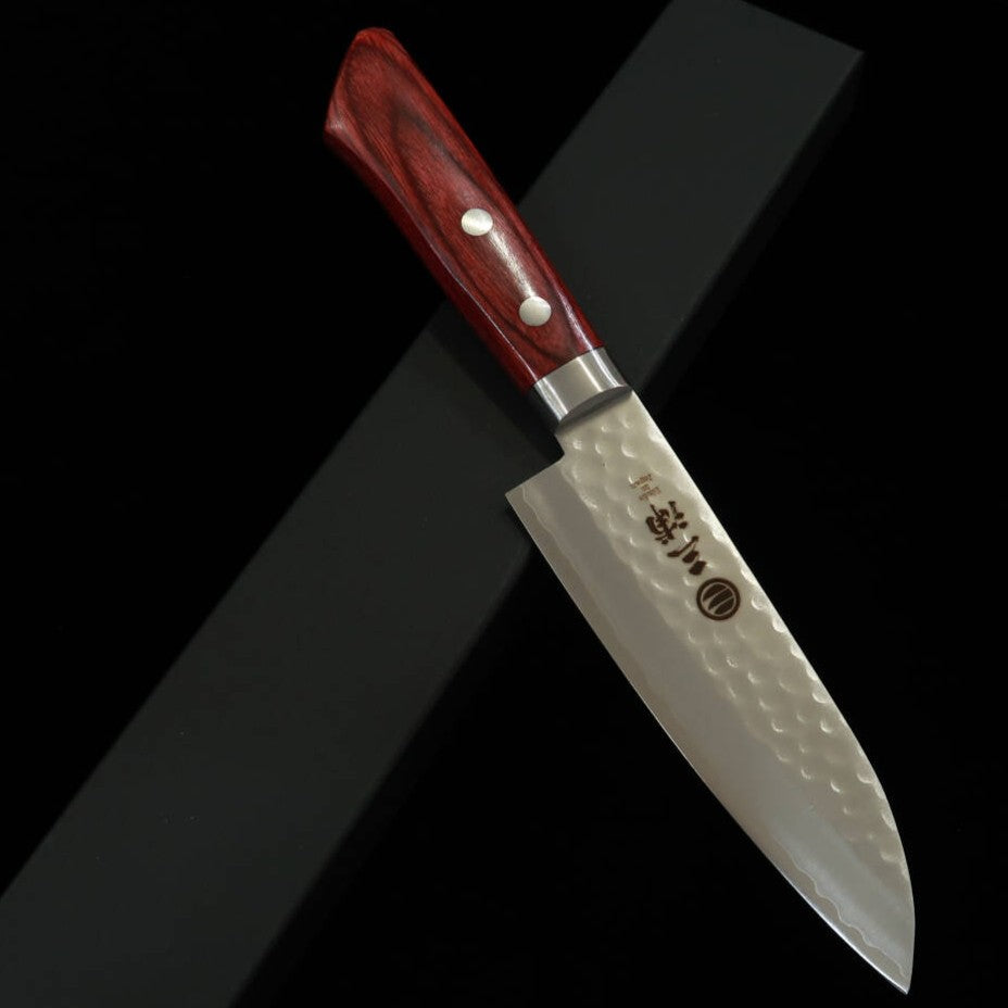 MIURA Miura pequeño santoku VG1, acabado martillado, mango de resina roja (135 mm)