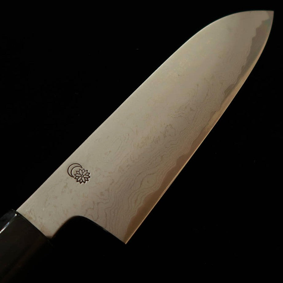 SAKAI KIKUMORI – série Kikugetsu Uzu, santoku acier bleu n°1, damas, manche octogonal en magnolia (180 mm)