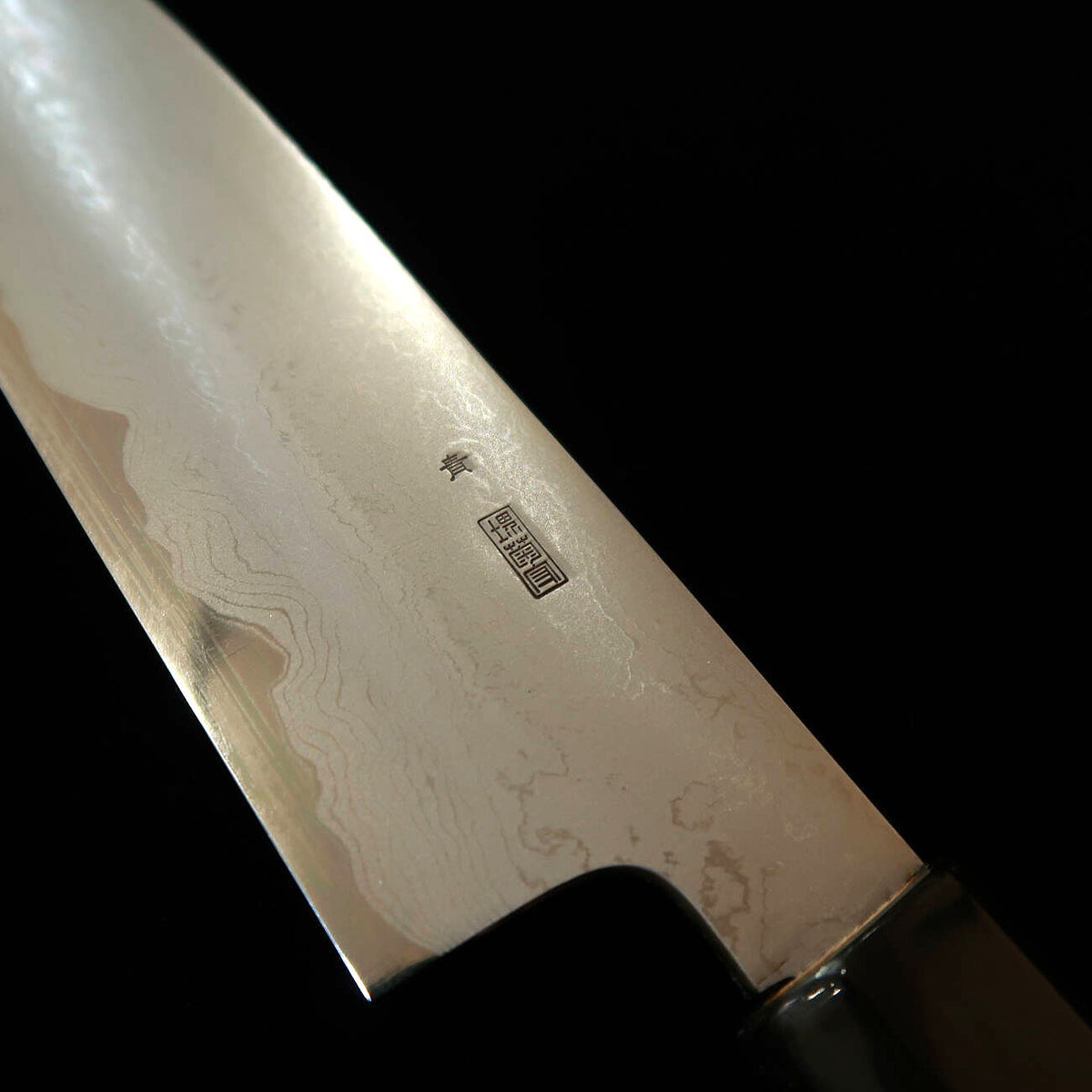 SAKAI KIKUMORI – série Kikugetsu Uzu, santoku acier bleu n°1, damas, manche octogonal en magnolia (180 mm)