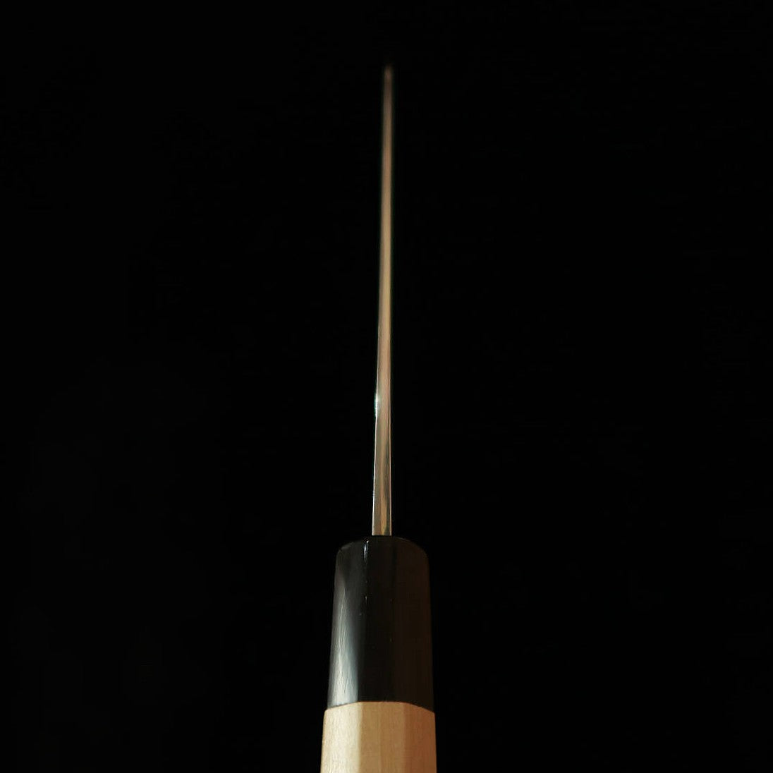 SAKAI KIKUMORI – série Kikugetsu Uzu, santoku acier bleu n°1, damas, manche octogonal en magnolia (180 mm)