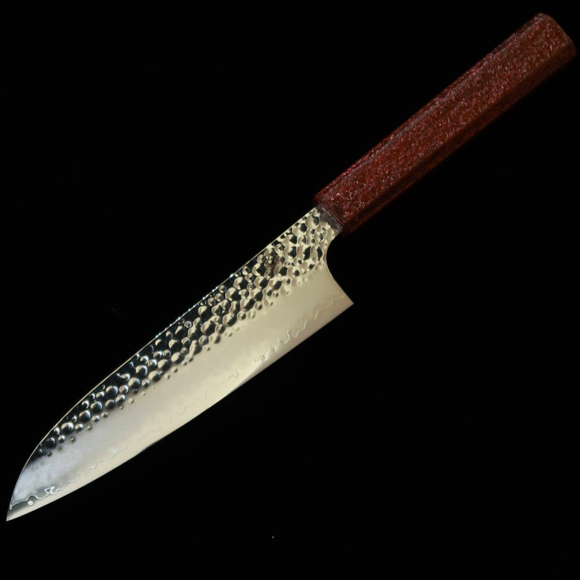 Santoku SEKI KANETSUGU Shiun, VG-10 acabado martillado, mango octogonal de roble lacado con diseño rojo (170 mm)
