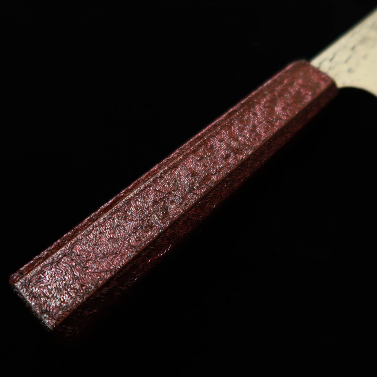 Santoku SEKI KANETSUGU Shiun, VG-10 acabado martillado, mango octogonal de roble lacado con diseño rojo (170 mm)