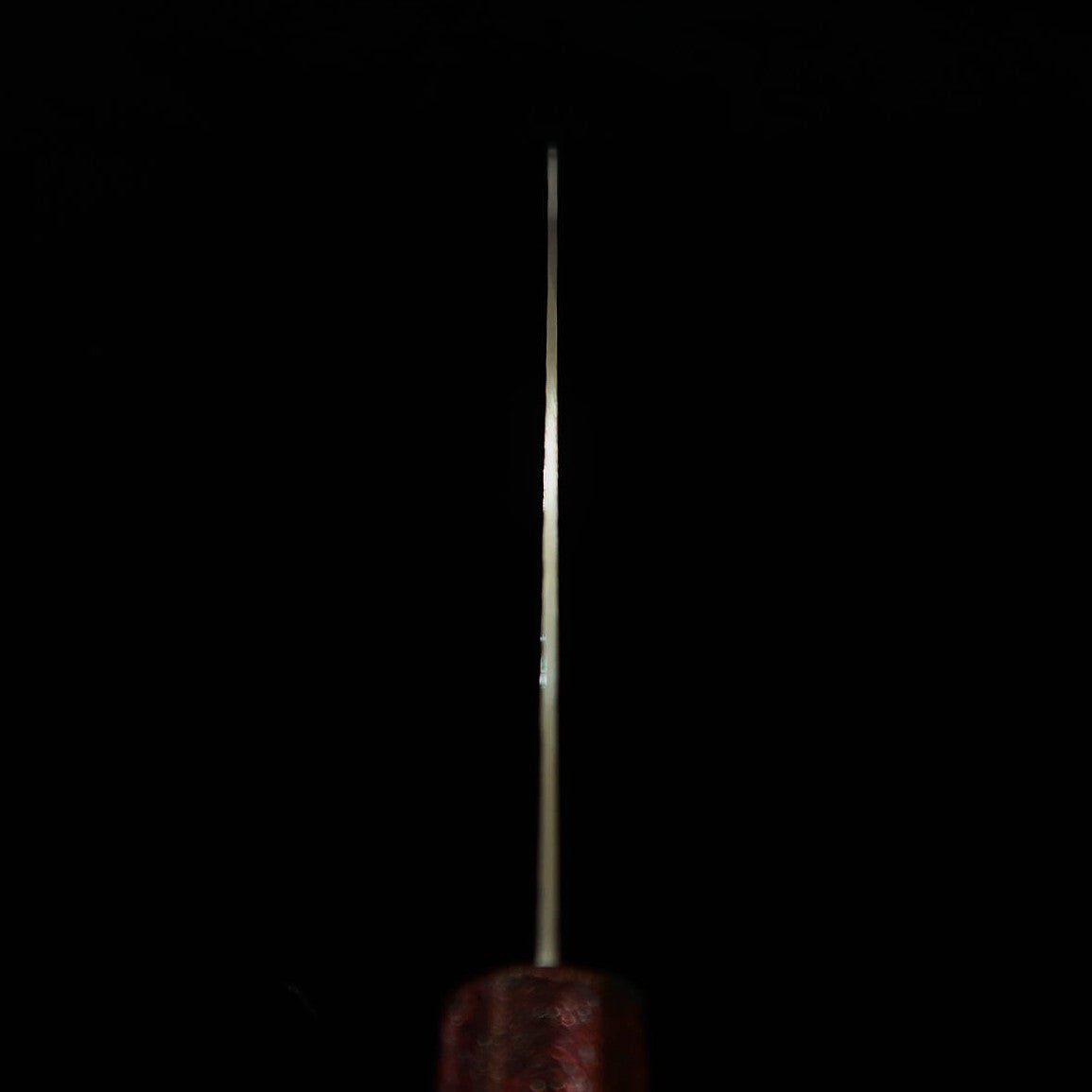 Santoku SEKI KANETSUGU Shiun, VG-10 acabado martillado, mango octogonal de roble lacado con diseño rojo (170 mm)