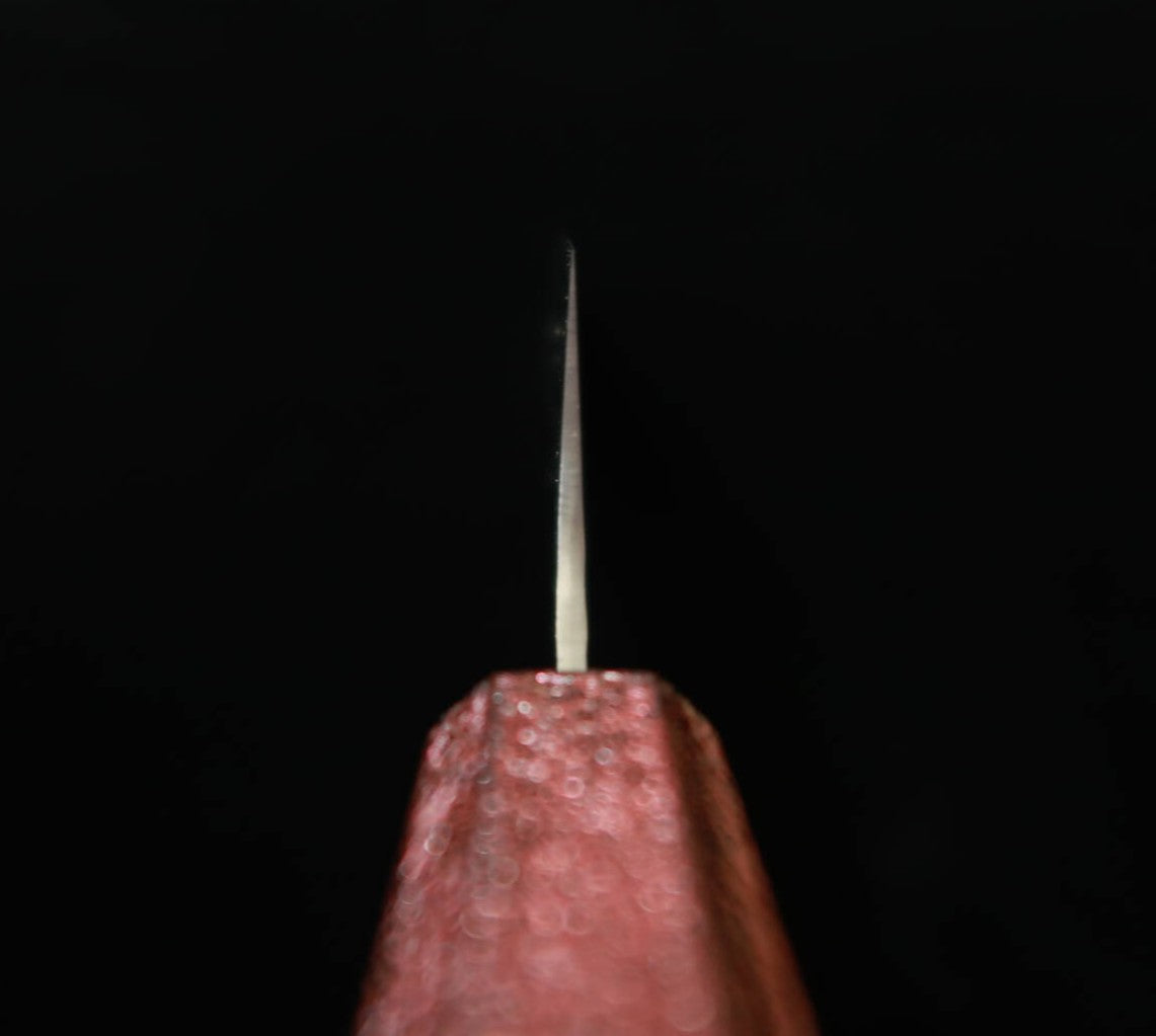 Santoku SEKI KANETSUGU Shiun, VG-10 acabado martillado, mango octogonal de roble lacado con diseño rojo (170 mm)