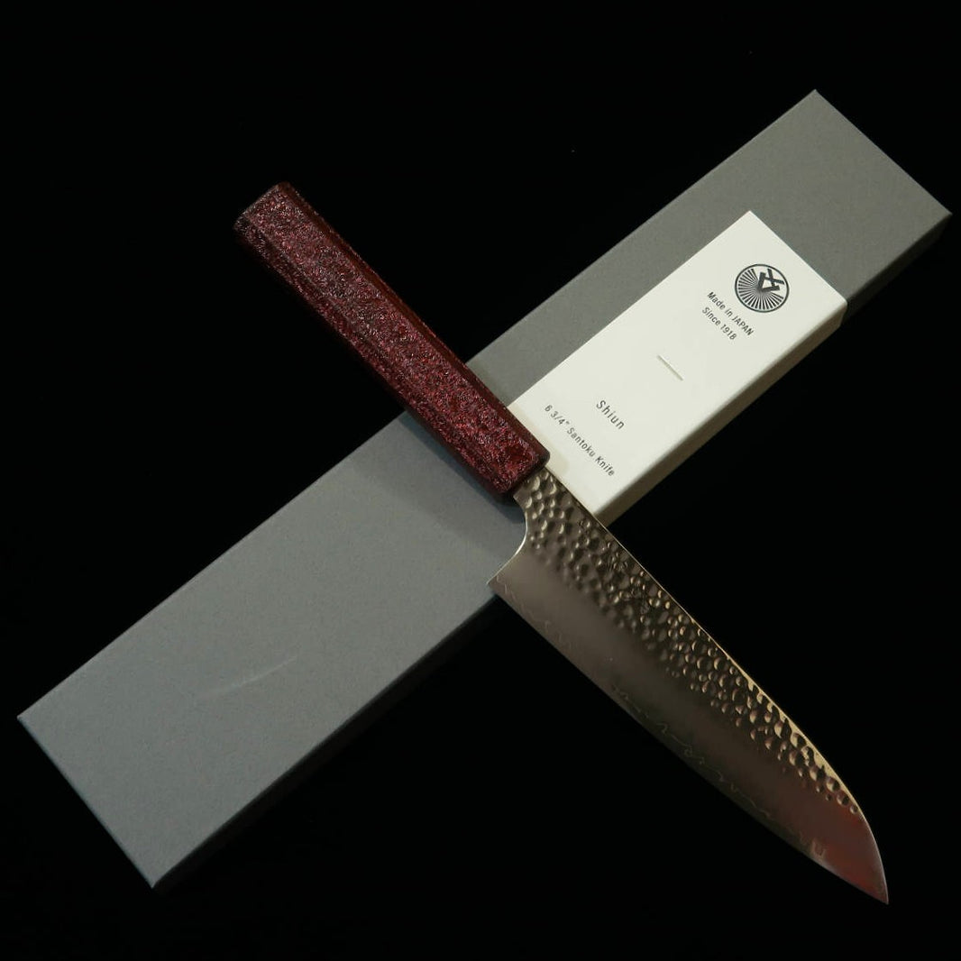 Sekikanetsugu SEIKIKANETSUGU Shiun SHIUN Santoku VG10 martillado Monaka mango octogonal de roble lacado en rojo (170 mm)