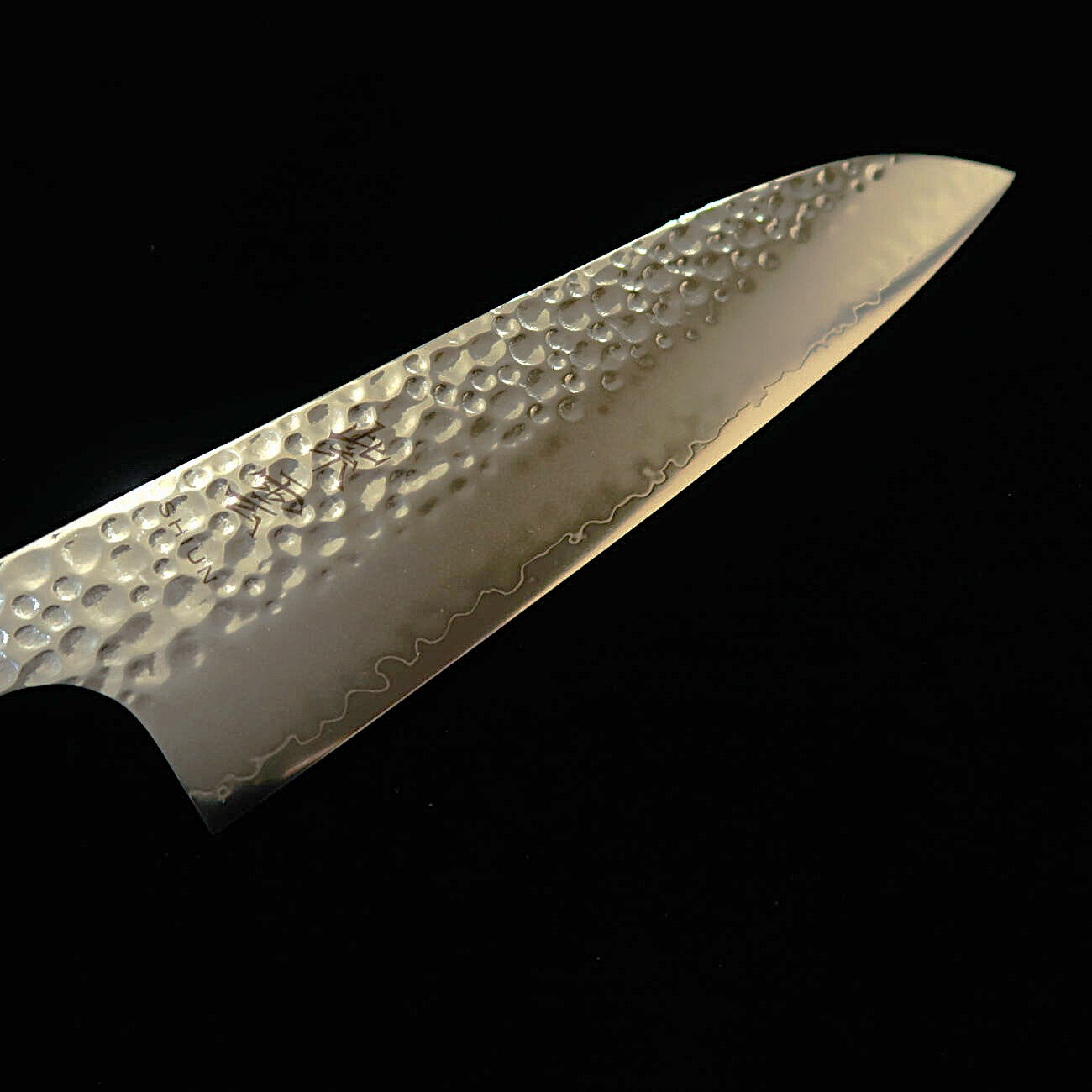 Santoku SEKI KANETSUGU Shiun, VG10, acabado martillado, mango octogonal de roble lacado (170 mm)