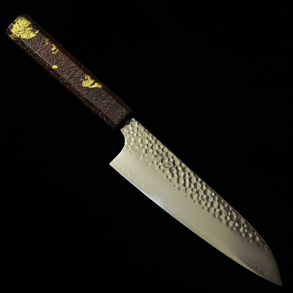 Sekikanetsugu SEKIKANETSUGU Shiun SHIUN santoku VG10, acabado martillado, incrustaciones de pan de oro sobre cobre, mango octogonal de roble lacado (170 mm)