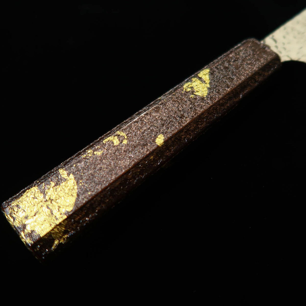 Sekikanetsugu SEKIKANETSUGU Shiun SHIUN santoku VG10, acabado martillado, incrustaciones de pan de oro sobre cobre, mango octogonal de roble lacado (170 mm)