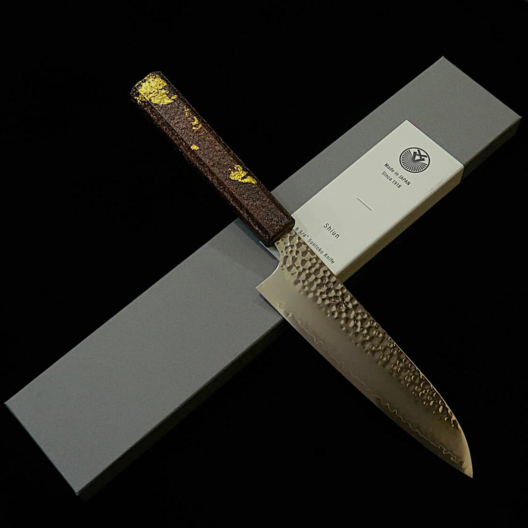 Sekikanetsugu SEKIKANETSUGU Shiun SHIUN santoku VG10, acabado martillado, incrustaciones de pan de oro sobre cobre, mango octogonal de roble lacado (170 mm)