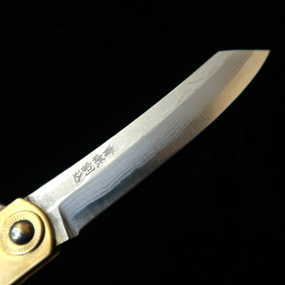 Cuchillo plegable HIGONOKAMI con mango de latón, tamaño grande, presentado en una caja de madera de paulownia