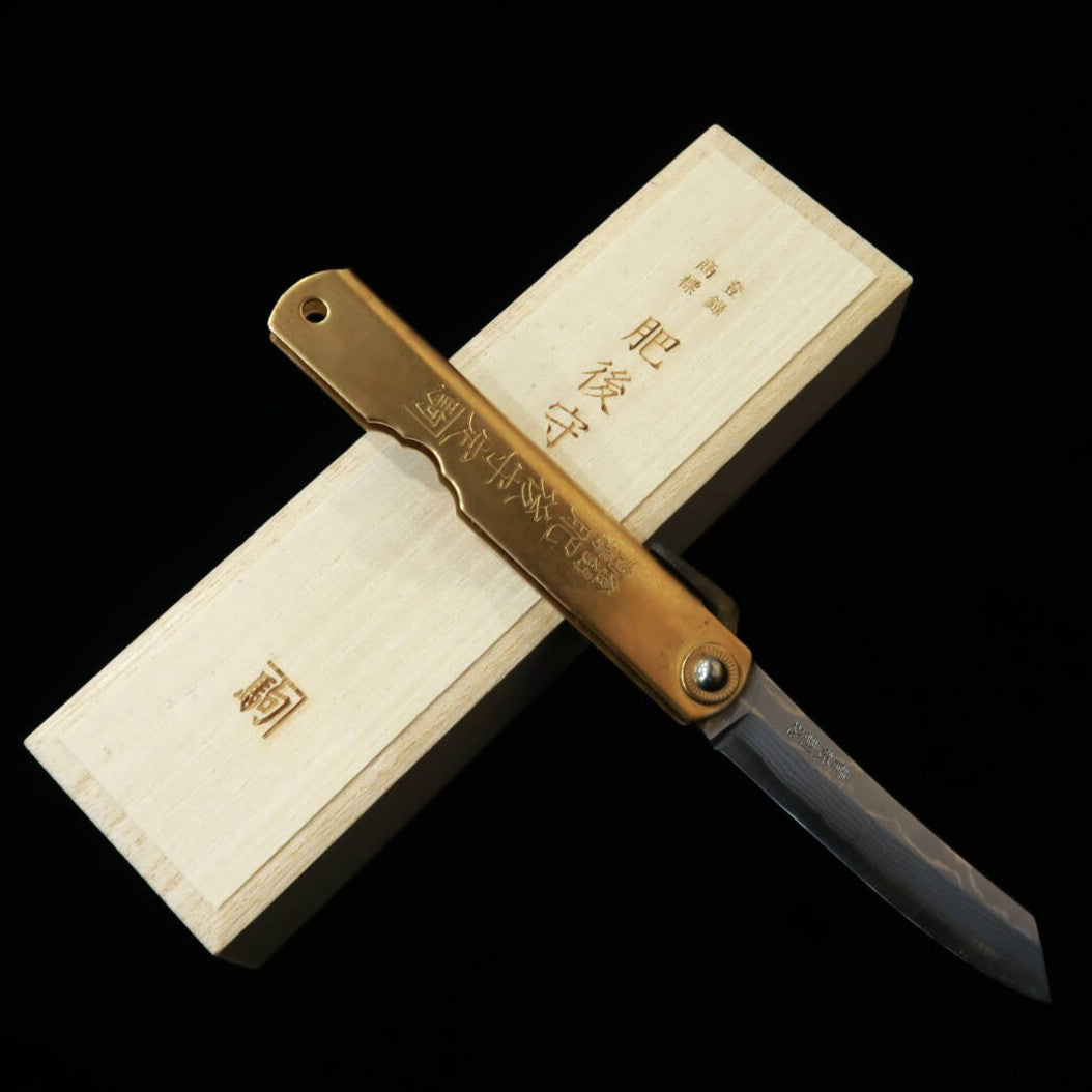 Cuchillo plegable HIGONOKAMI con mango de latón, tamaño grande, presentado en una caja de madera de paulownia