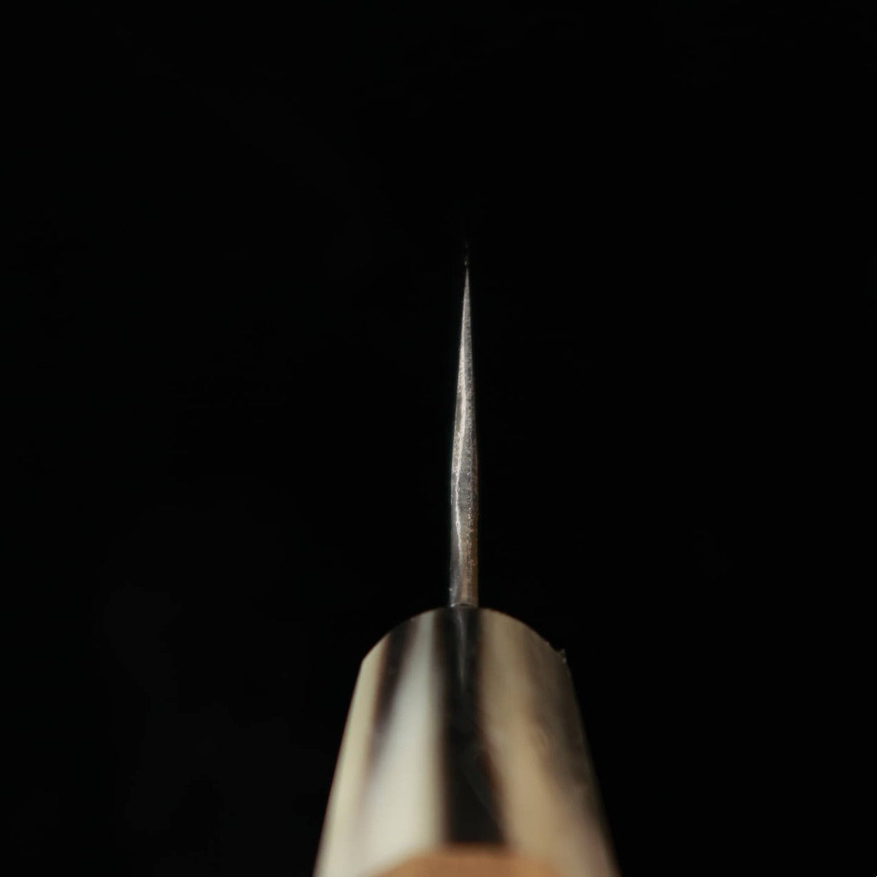 SUISIN por Kenji Togashi Forja Negra Gyuto Aço Shirogami #2 Cabo Octogonal de Búfalo Branco (210mm)