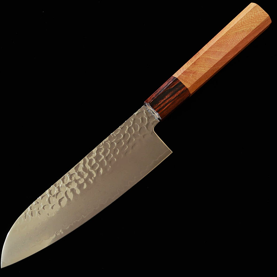 Sakai Takayuki Santoku 33 capas Damasco, mango octogonal de olmo japonés (keyaki) (180 mm)