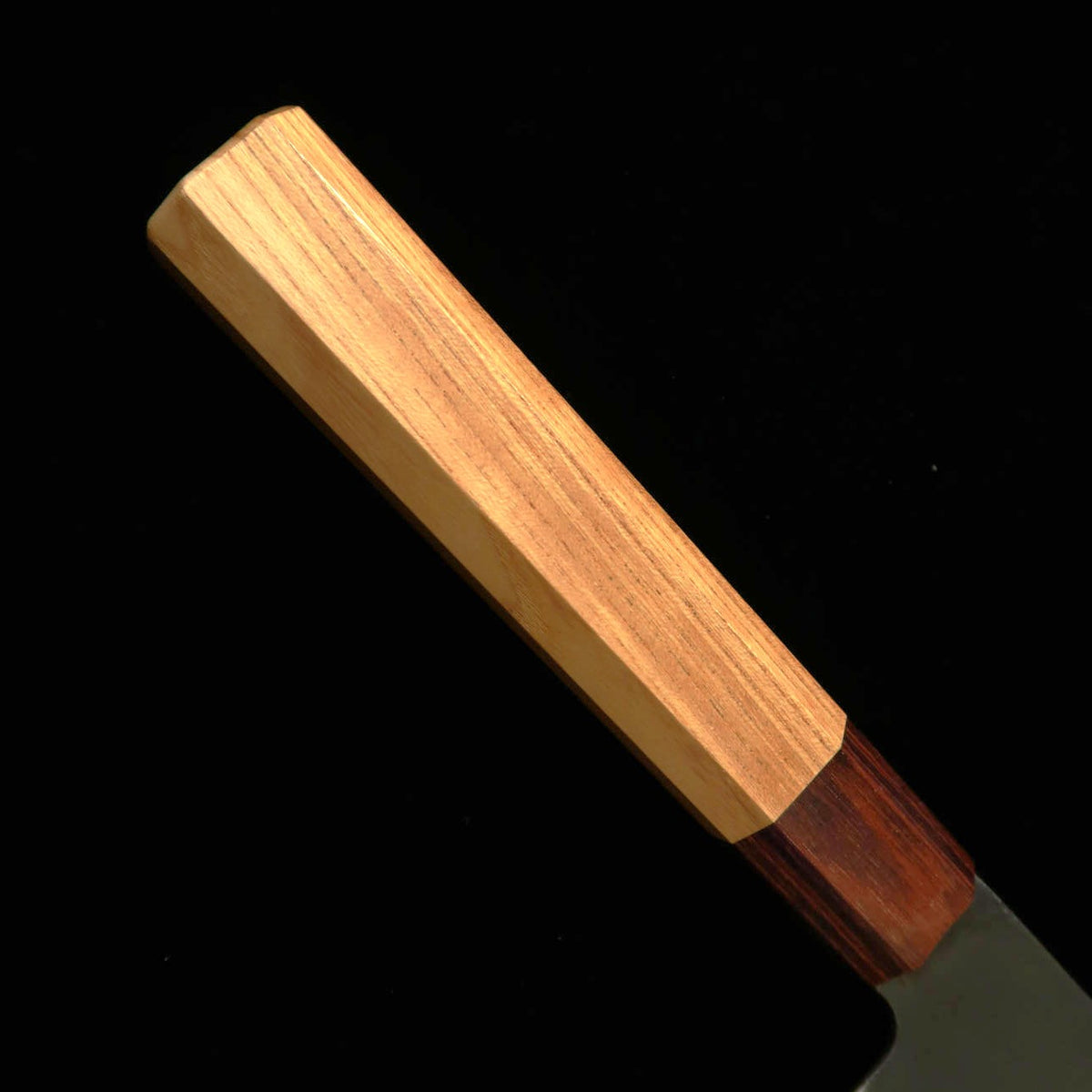 MIURA Gyuto Aogami nº1, san-mai inoxidable, acabado negro forjado, mango octogonal de olmo japonés (210 mm)