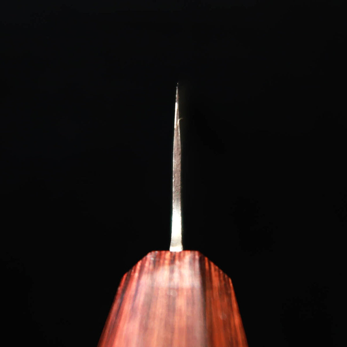 MIURA Gyuto Aogami nº1, san-mai inoxidable, acabado negro forjado, mango octogonal de olmo japonés (210 mm)