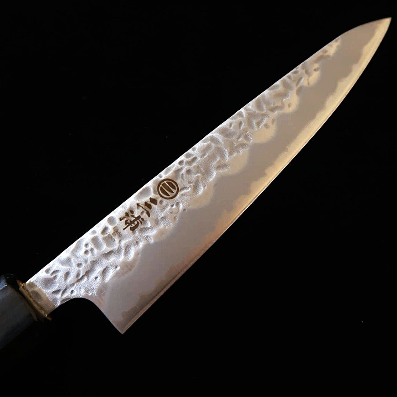 Petty MIURA Shirogami No.1 acabado mate y martillado, mango octogonal de magnolia y cuerno de búfalo (135mm)