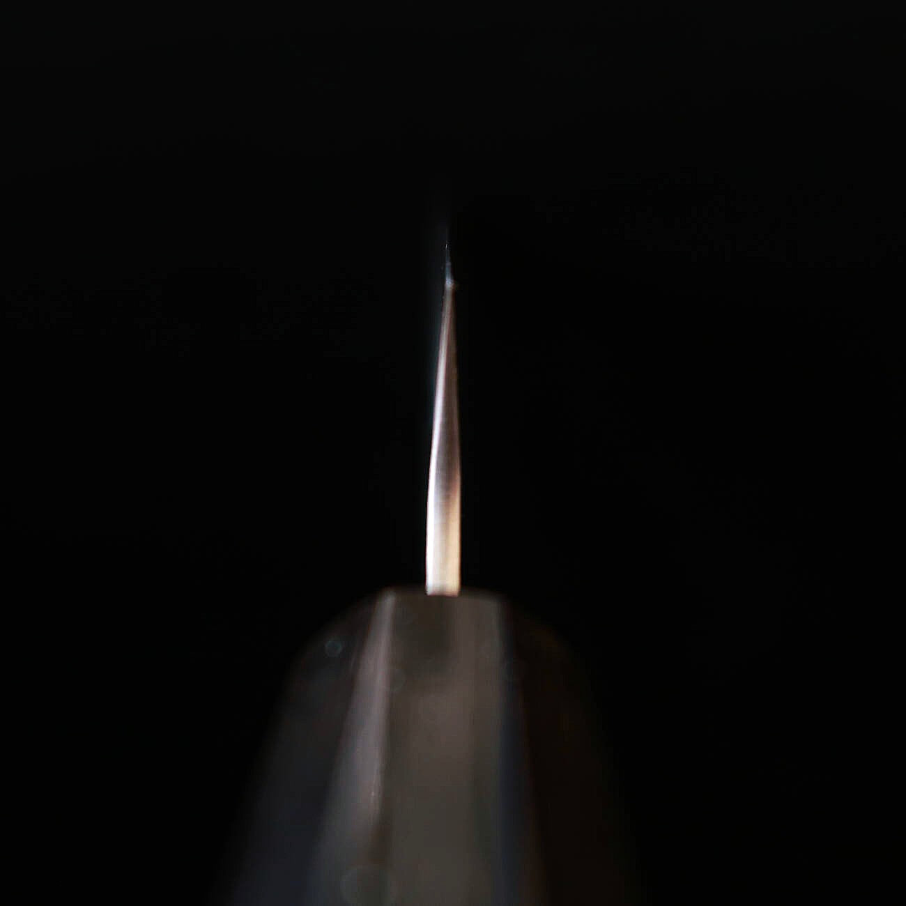 Petty MIURA Shirogami No.1 acabado mate y martillado, mango octogonal de magnolia y cuerno de búfalo (135mm)