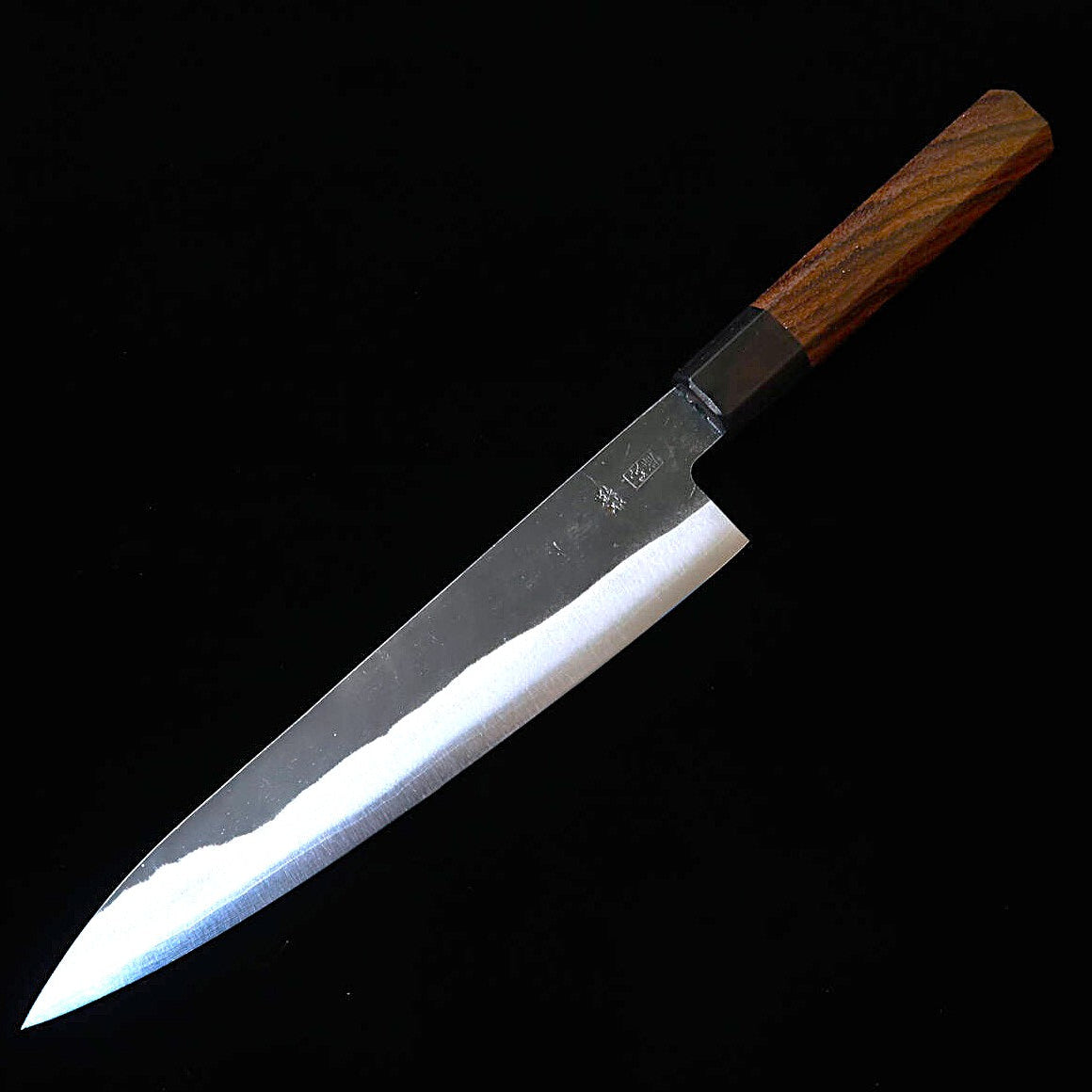 Couteau de chef (Gyuto) MIURA - Acier Aogami Super, Finition brute de forge (Kuro-uchi), Manche octogonal en palissandre violet (210 mm)