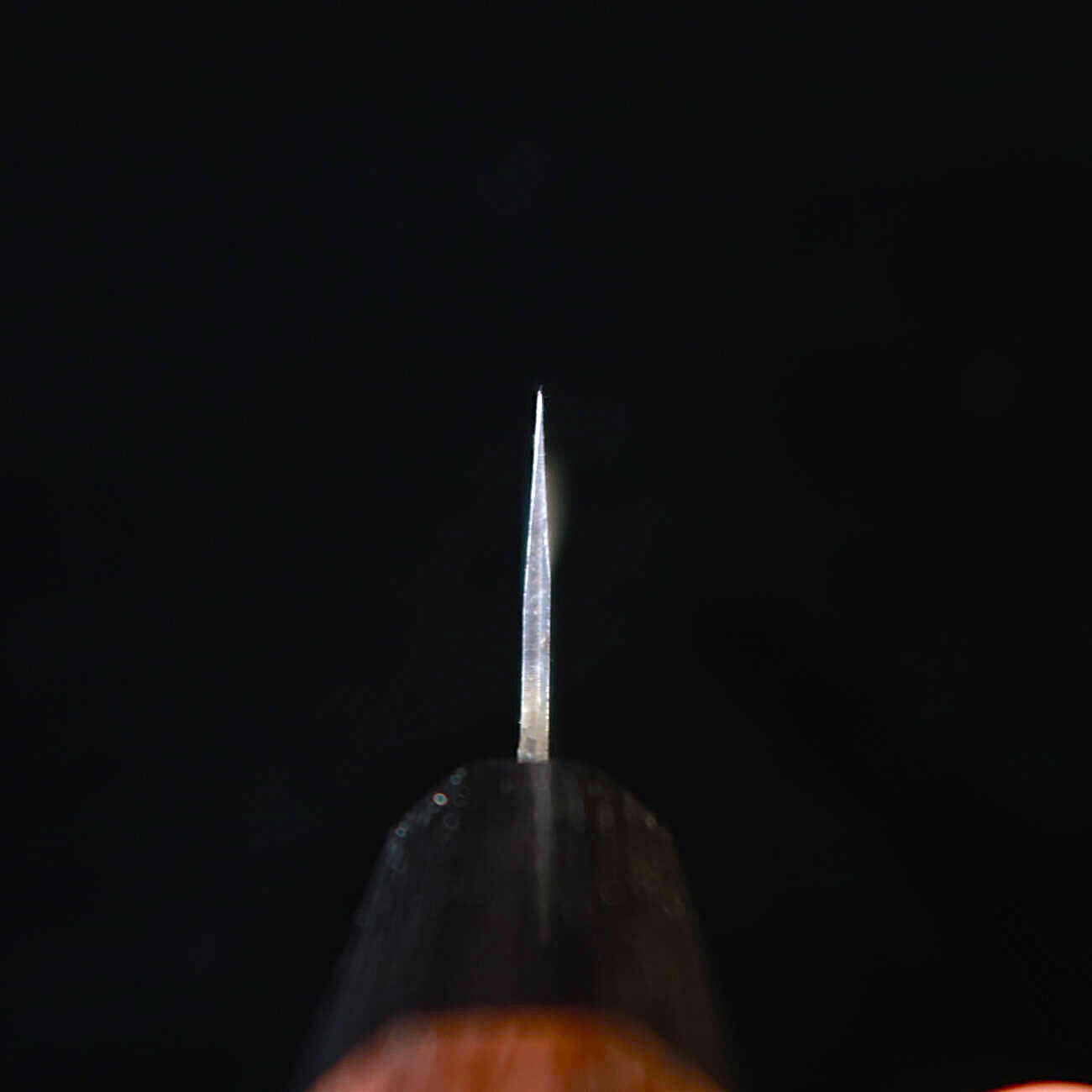 Couteau de chef (Gyuto) MIURA - Acier Aogami Super, Finition brute de forge (Kuro-uchi), Manche octogonal en palissandre violet (210 mm)