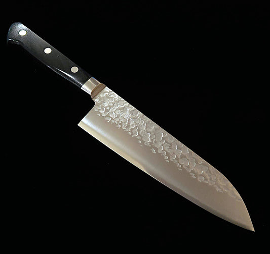 Santoku MIURA VG10 acabado martillado, mango de madera contrachapada negra (170mm)