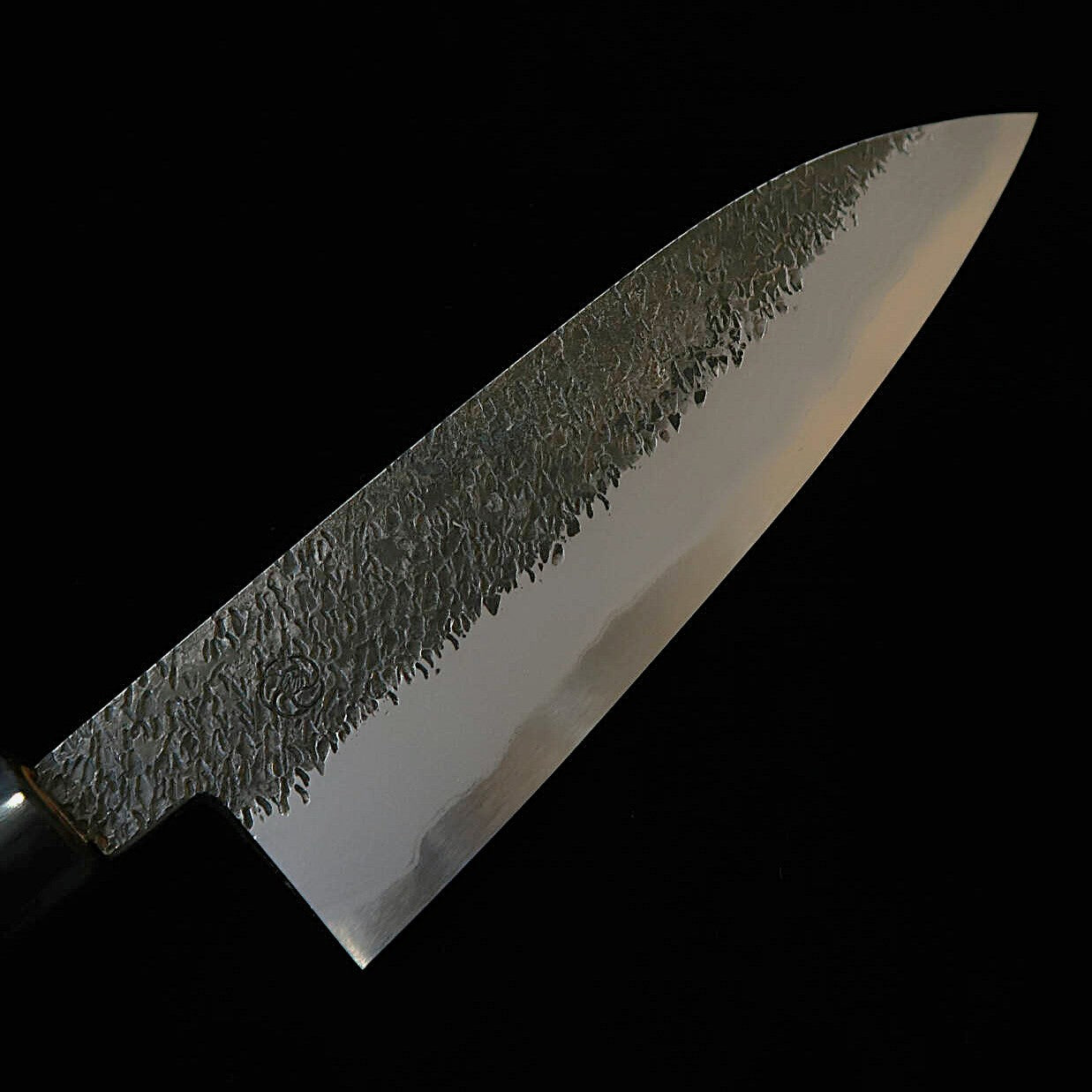 Gyuto MIYAZAKI KAJIYA Tsubaki, Aogami no.2, acabado martillado, mango octagonal de madera de castaño (200mm)