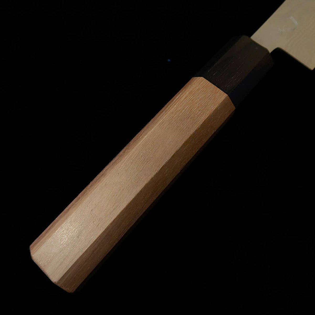 Miyazaki Kajiya MIYAZAKI KAJIYA Gin-3 Acabado martillado Damasco Sub Zero - Camelia - Petty kiritsuke - Mango octogonal de nogal (170 mm)