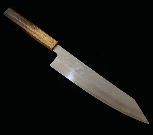Kiritsuke Gyuto MIYAZAKI KAJIYA Tsubaki, ZA18 acabado tsuchime, damasco, mango de madera roble lacado quemado (240mm)