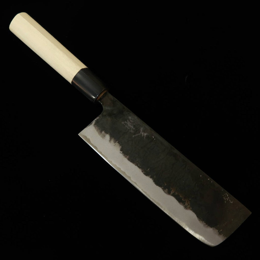 Miura – Nakiri forjada, Shirogami nº2, acabamento negro (kurouchi), cabo em chifre de búfalo listrado (170 mm)