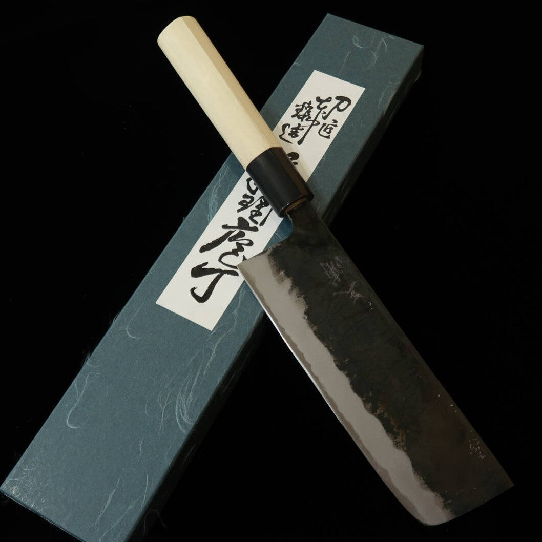 Miura – Nakiri forjada, Shirogami nº2, acabamento negro (kurouchi), cabo em chifre de búfalo listrado (170 mm)