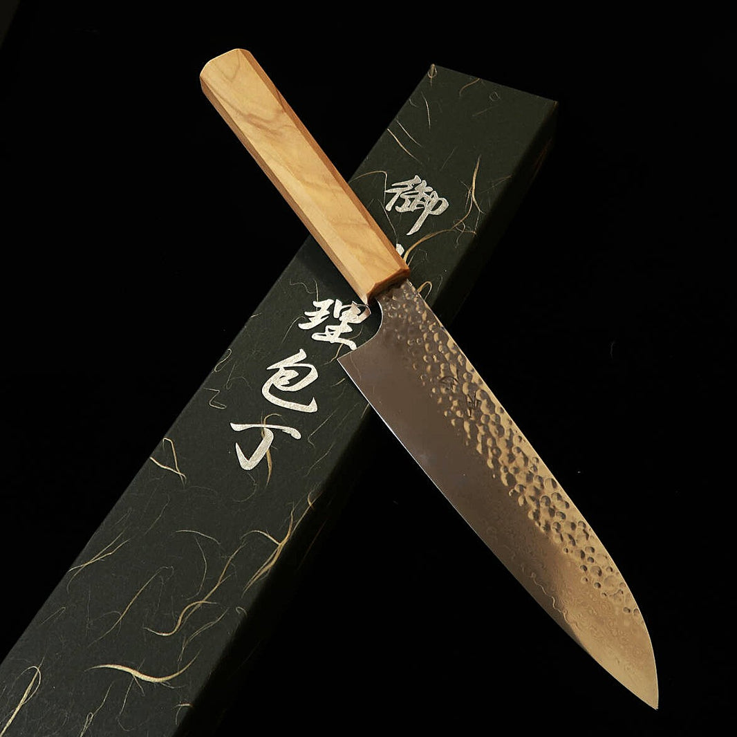 Couteau Santoku Hatsukokoro Taka, Acier VG10 Damas Martelé, Manche Monobloc en Olivier (170 mm)