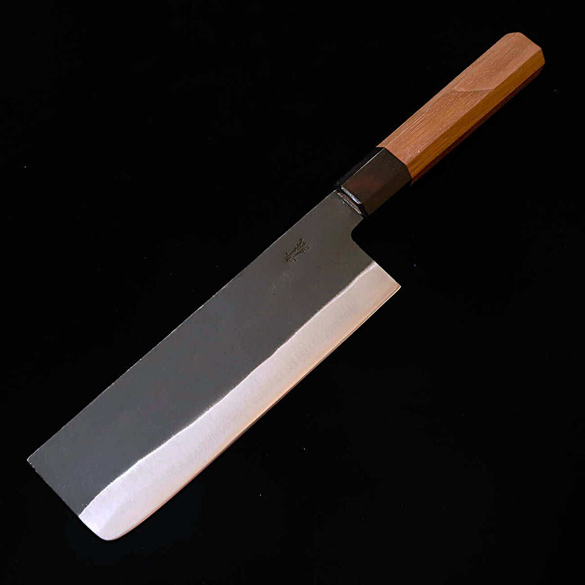 MIURA 三浦, nakiri, acero Aogami #1, acabado negro forjado, mango octogonal de nogal (165 mm)